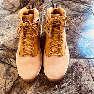 NWOT Men's Timberland Leather Boots - Size 9